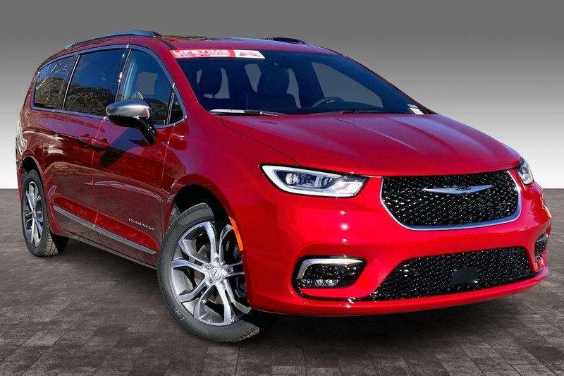 2026 Chrysler Pacifica Pinnacle photo 2