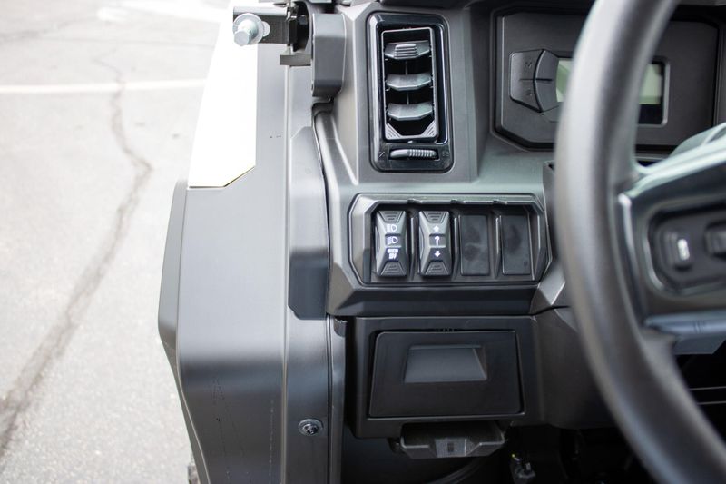 NEW 2026 CAN-AM DEFENDER LIMITED CAB HD11 Image 15