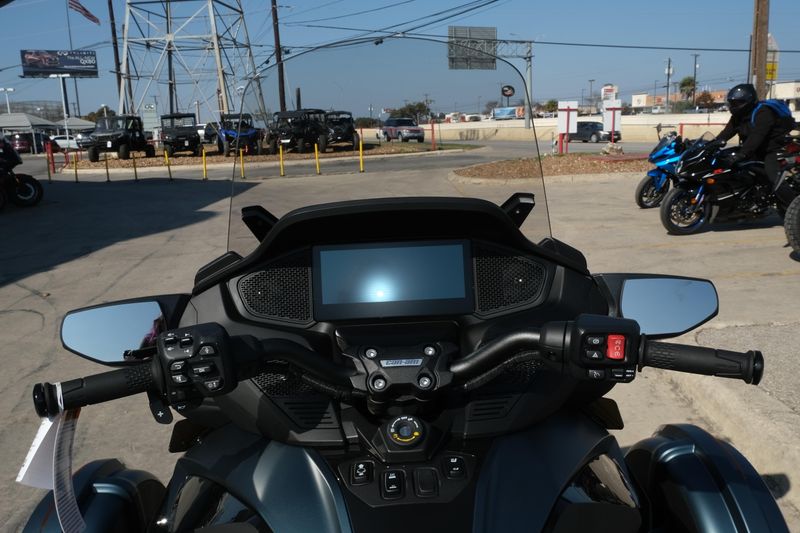 2025 Can-Am SPYDER RT LIMITED MINERAL BLUE WITH DARK ACCENTSImage 9