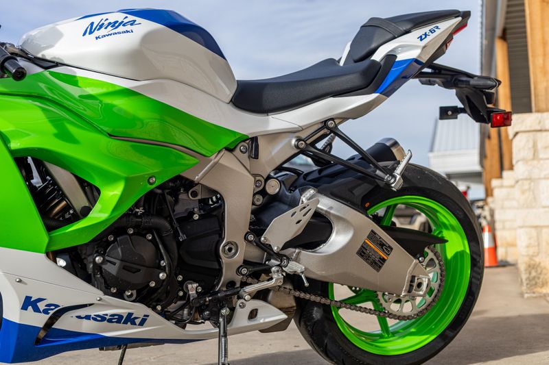 2024 KAWASAKI NINJA ZX6R 40TH ANNIVERSARY EDITION ABS LIME GREEN AND PEARL CRYSTAL WHITE AND BLUEImage 8