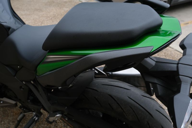 2023 Kawasaki NINJA 1000 SX EMERALD BLAZE GREEN AND METALLIC DIABLO BLACK AND METALLIC GRAPHITE GRAY Image 20