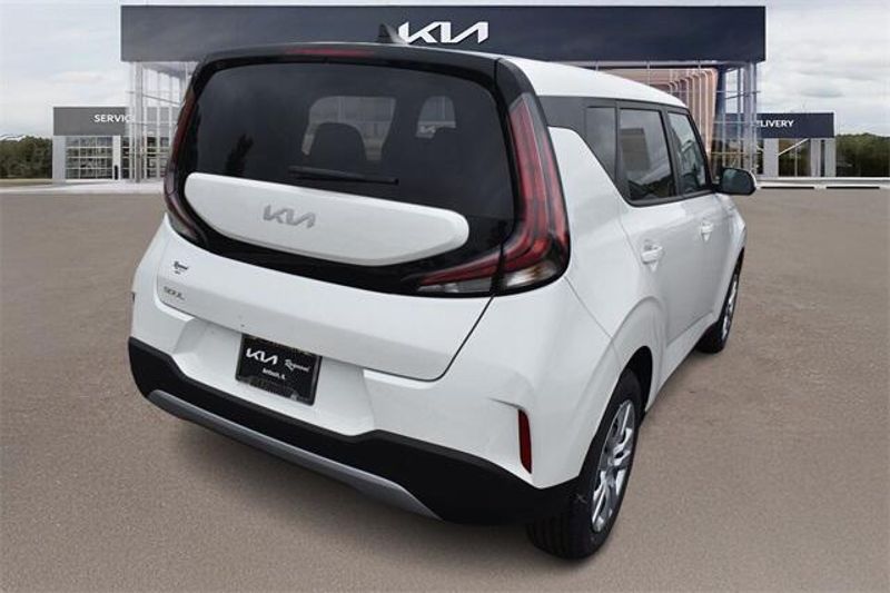 New 2025 Kia Soul LXImage 3