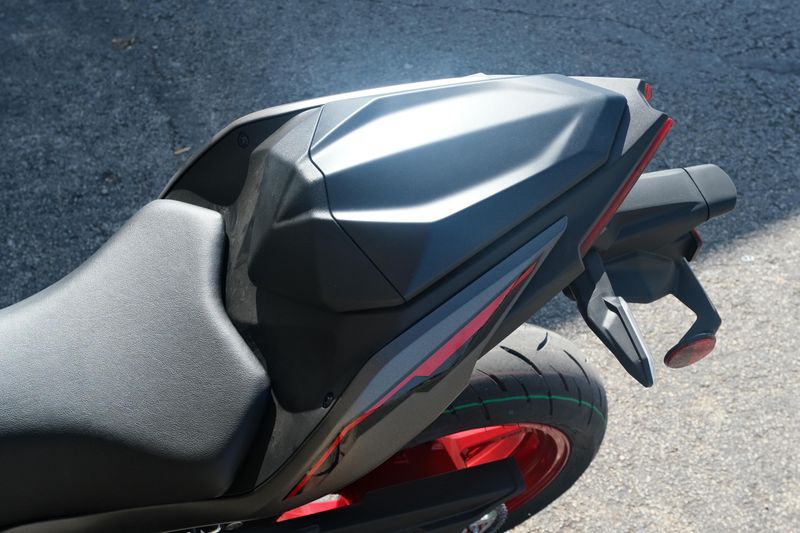 2025 Kawasaki Z500 SE ABS CANDY PERSIMMON RED AND METALLIC FLAT SPARK BLACK AND METALLIC MATTE GRAPHENESTEEL GRAY Image 14