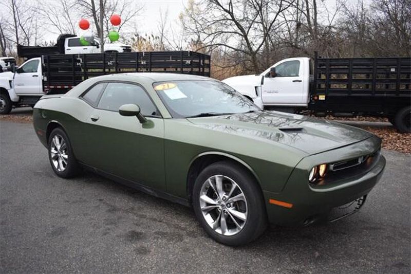 2021 Dodge Challenger SXTImage 1