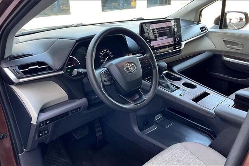Used 2022 Toyota Sienna LE HybridImage 14