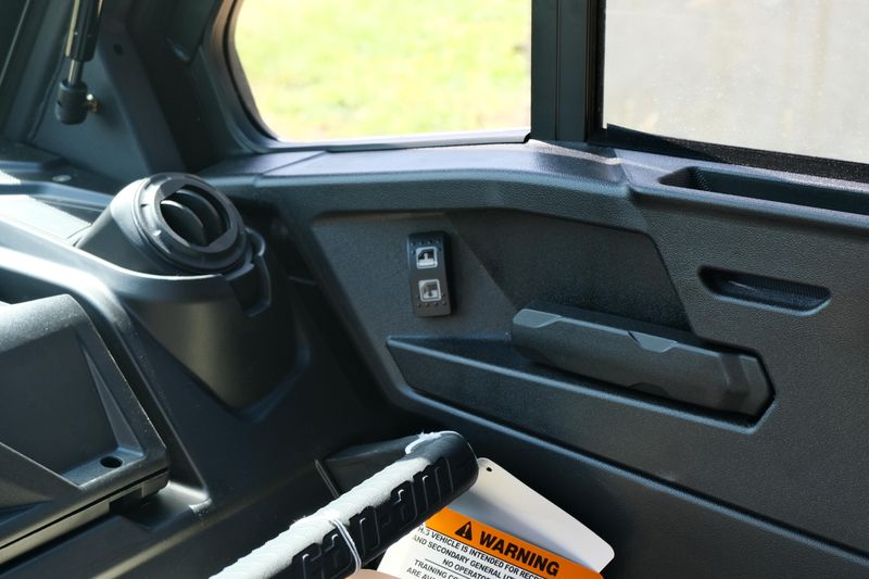 2025 Can-Am DEFENDER MAX LIMITED CAB HD10 DESERT TAN AND STEALTH BLACK Image 32