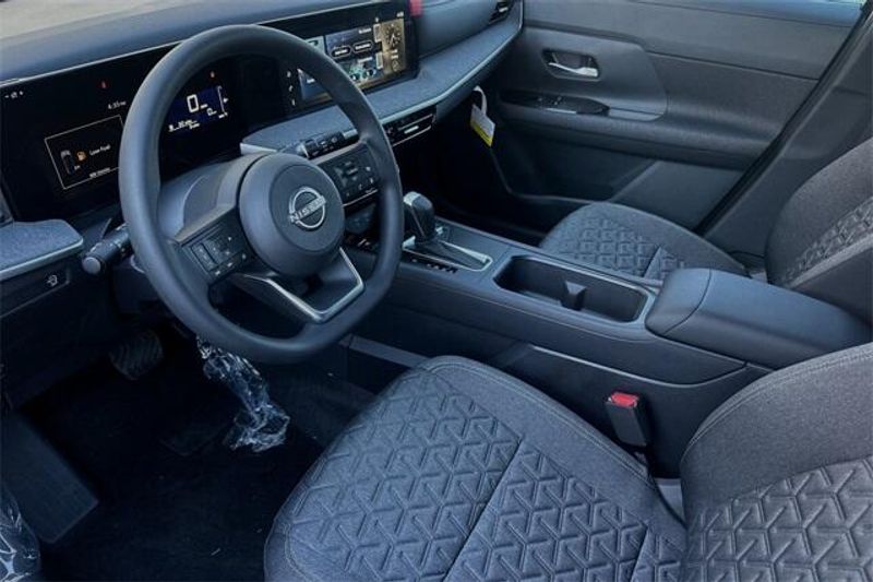 Used 2025 Nissan Kicks SVImage 8