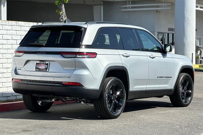 2025 Jeep Grand Cherokee Altitude photo 4