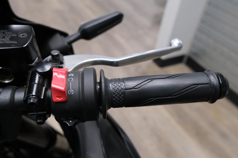 USED 2025 YAMAHA YZFR3 ABS Image 23