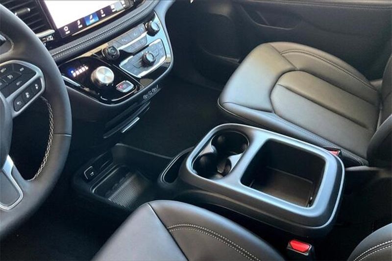2025 Chrysler Pacifica SelectImage 6
