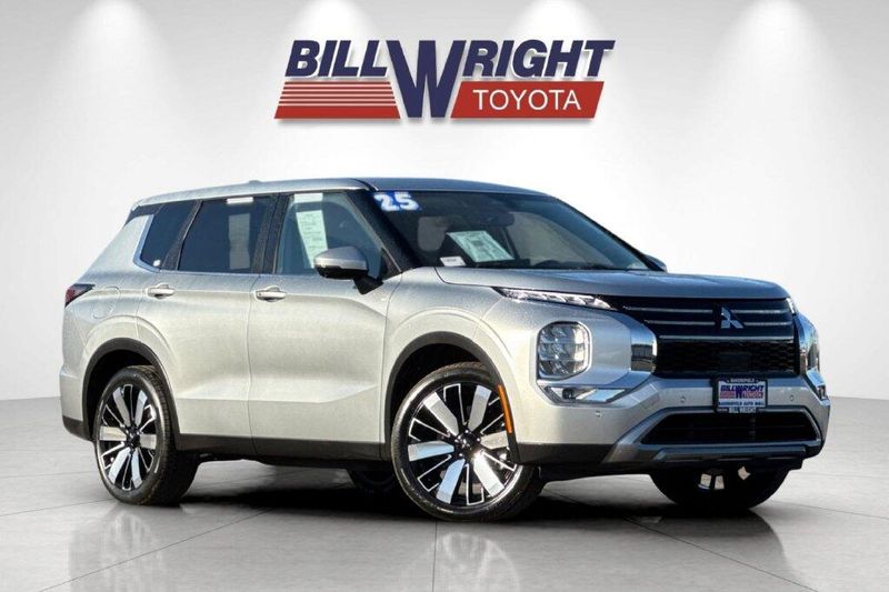 Used 2025 Mitsubishi Outlander SEImage 1