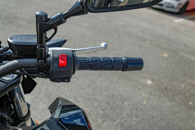 2025 Kawasaki Z500 ABS METALLIC SPARK BLACK AND METALLIC MATTE GRAPHENESTEEL GRAY Image 9