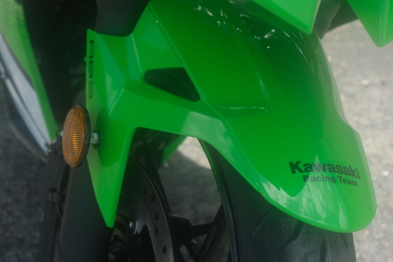 2025 Kawasaki NINJA 500 KRT EDITION SE ABS LIME GREEN AND EBONY AND PEARL BLIZZARD WHITE Image 22
