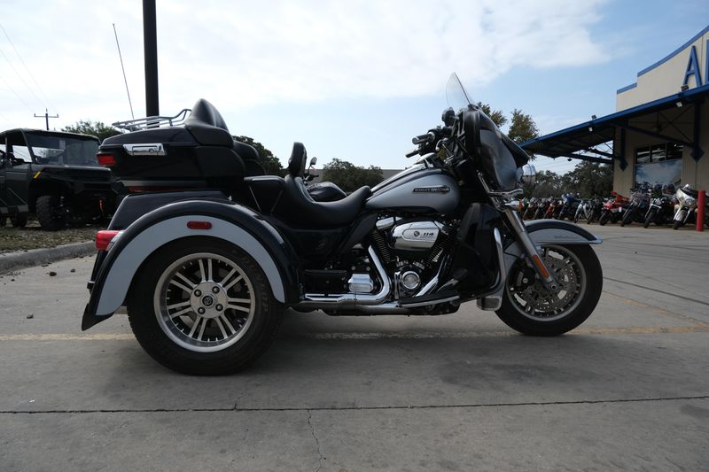 2019 HARLEY TRIKE TRI GLIDE ULTRA in a BLACK exterior color. Family PowerSports (877) 886-1997 familypowersports.com 