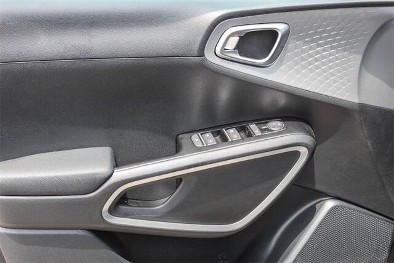 New 2025 Kia Soul LXImage 21
