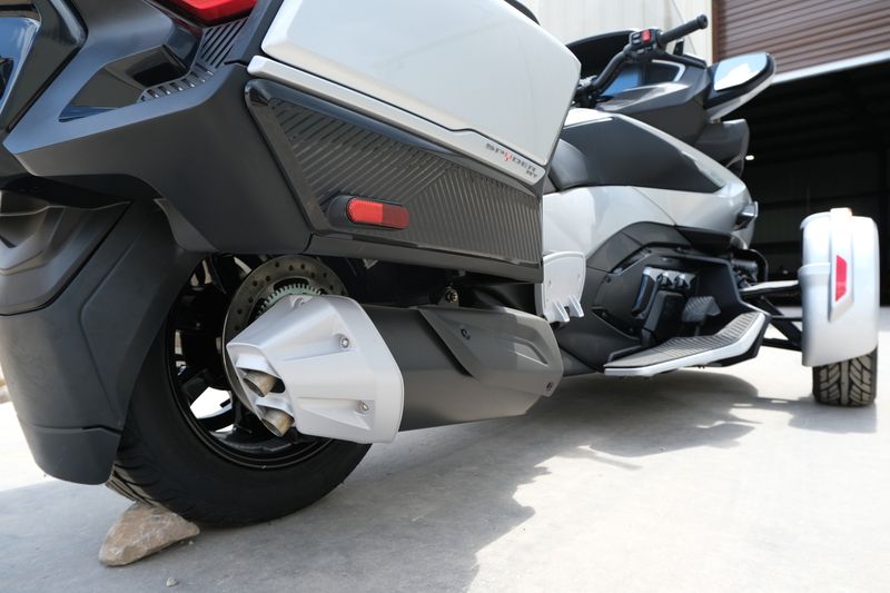 2024 Can-Am SPYDER RT LIMITED HYPER SILVER WITH PLATINUMImage 27