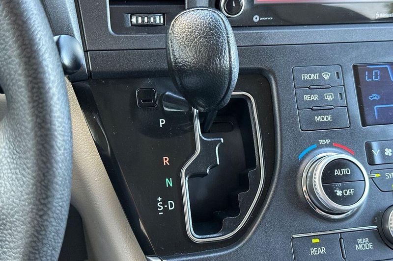 Used 2018 Toyota Sienna LEImage 21