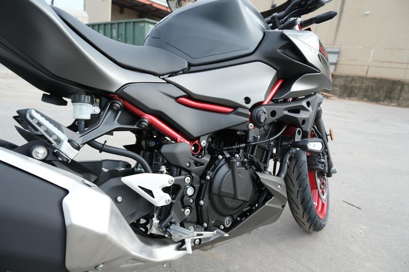 2025 Kawasaki Z500 SE ABS CANDY PERSIMMON RED AND METALLIC FLAT SPARK BLACK AND METALLIC MATTE GRAPHENESTEEL GRAYImage 22