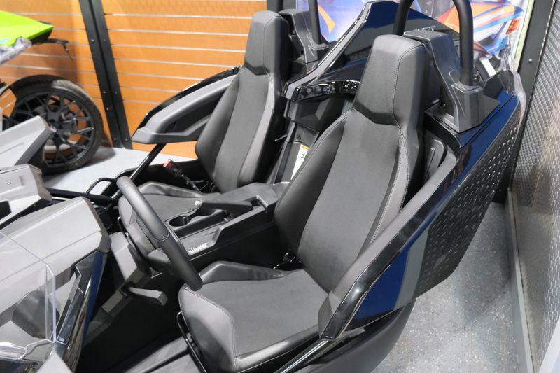 NEW 2025 POLARIS SLINGSHOT SL AUTODRIVE  in a JET BLACK exterior color. Family PowerSports (877) 886-1997 familypowersports.com 