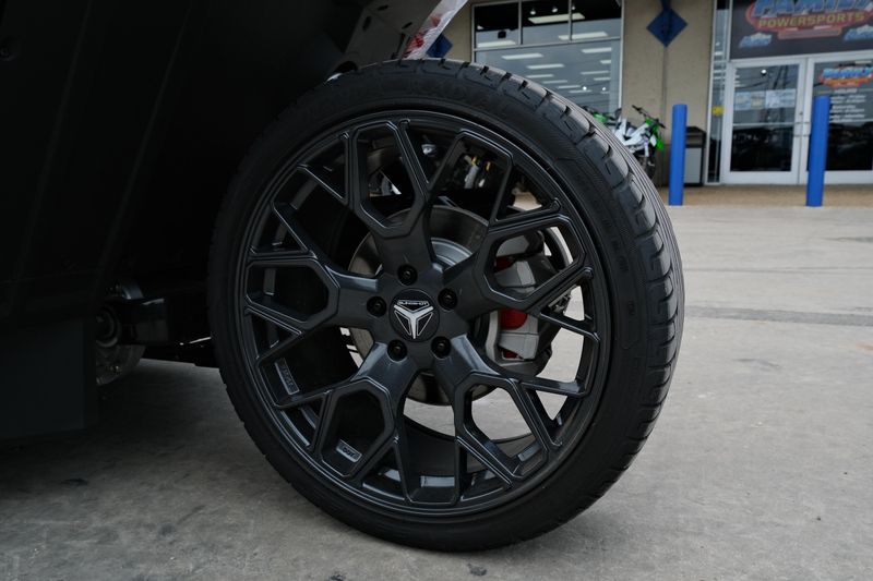 NEW 2025 POLARIS SLINGSHOT SL AUTODRIVE  in a JET BLACK exterior color. Family PowerSports (877) 886-1997 familypowersports.com 