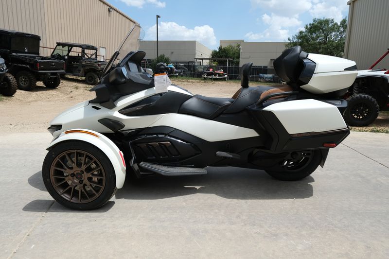 2024 Can-Am SPYDER RT SEATOSKY VEGAS WHITE SATINImage 9