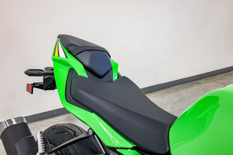 2025 Kawasaki NINJA ZX6R KRT EDITION LIME GREEN AND EBONY AND PEARL BLIZZARD WHITEImage 3