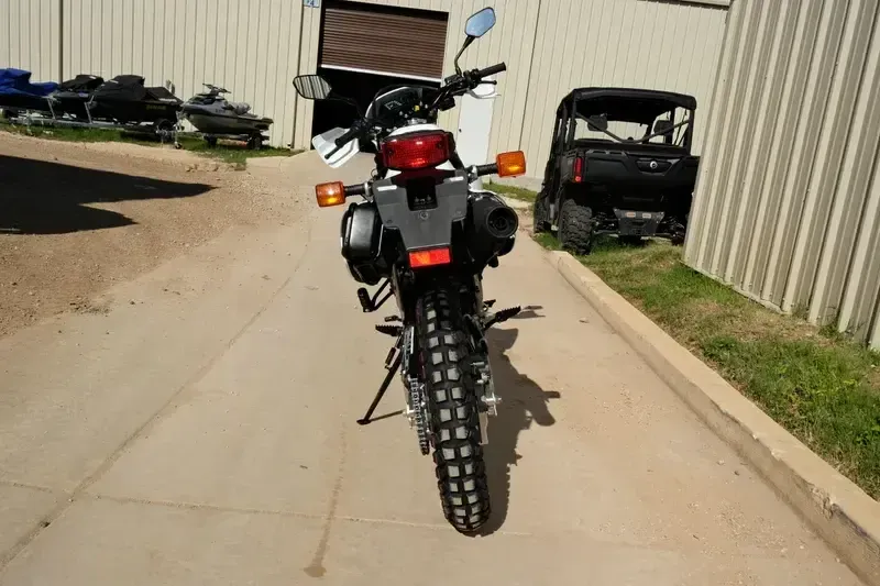 NEW 2025 HONDA XR650L WHITE Image 4