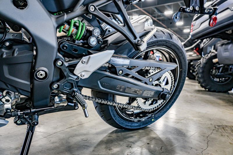 2025 Kawasaki NINJA ZX4RR ABS METALLIC MATTE WHITISH SILVER AND METALLIC FLAT SPARK BLACK Image 13