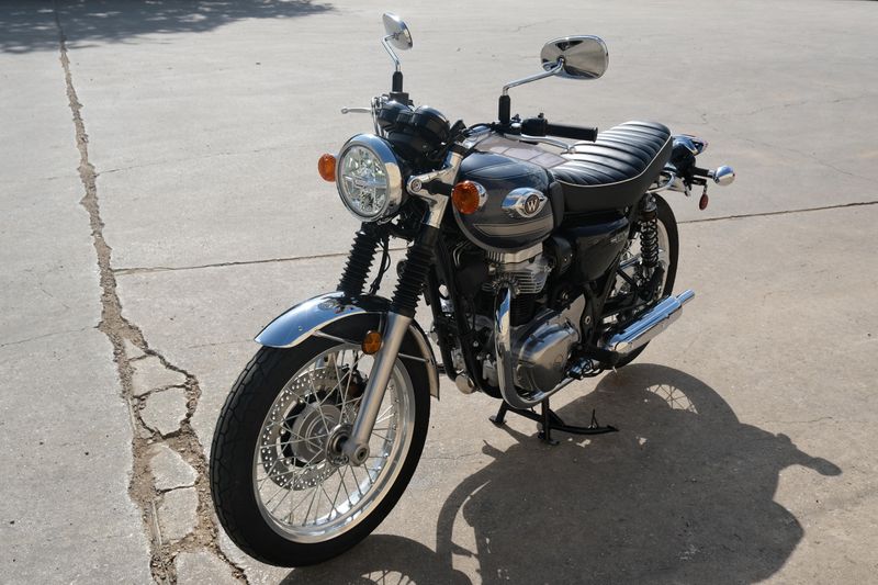 2024 Kawasaki W800 ABS METALLIC SLATE BLUE AND METALLIC DIABLO BLACK Image 8