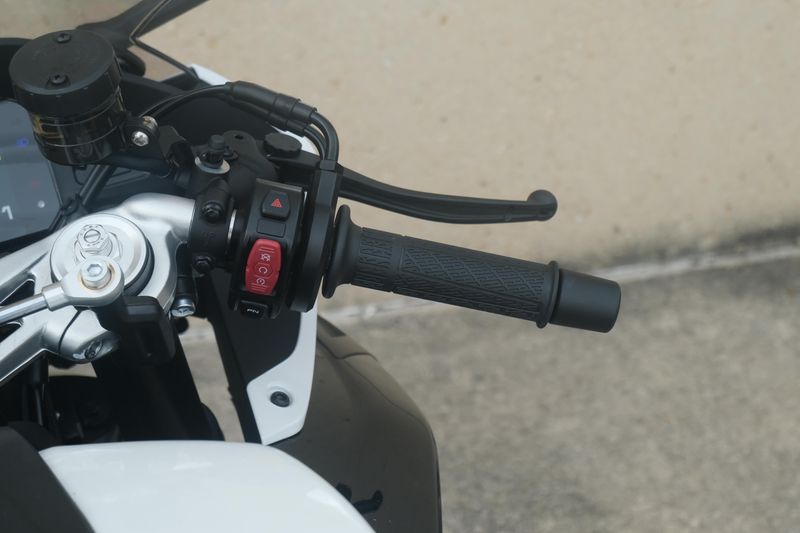 2025 CFMOTO 675SS NEBULA WHITE Image 18