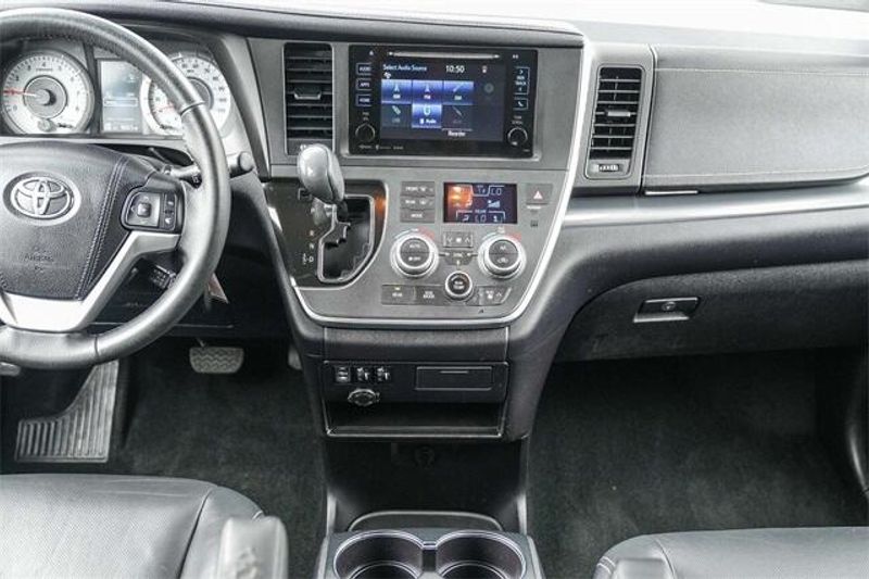 Used 2017 Toyota Sienna SEImage 14