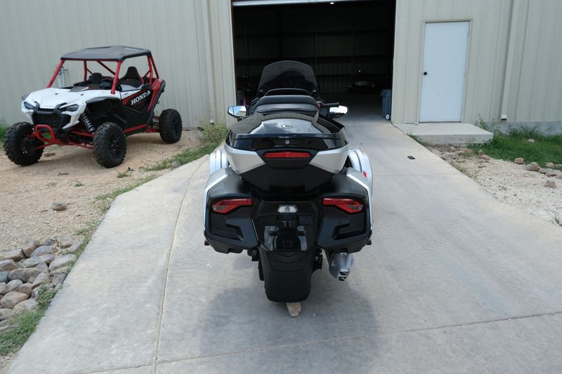 2024 Can-Am SPYDER RT LIMITED HYPER SILVER WITH PLATINUMImage 11