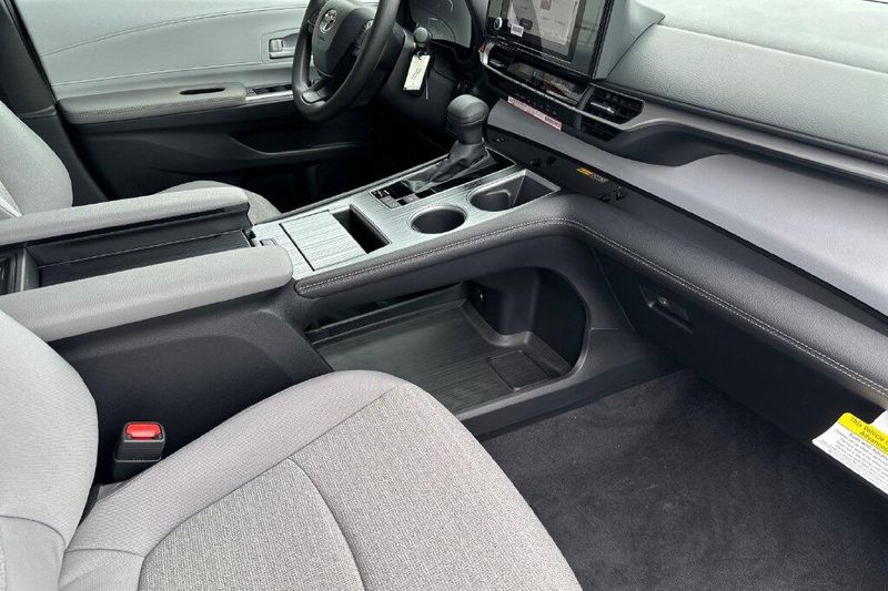 New 2026 Toyota Sienna LEImage 18