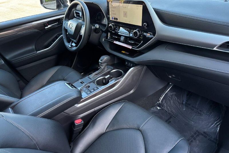 New 2026 Toyota Highlander Hybrid PlatinumImage 18