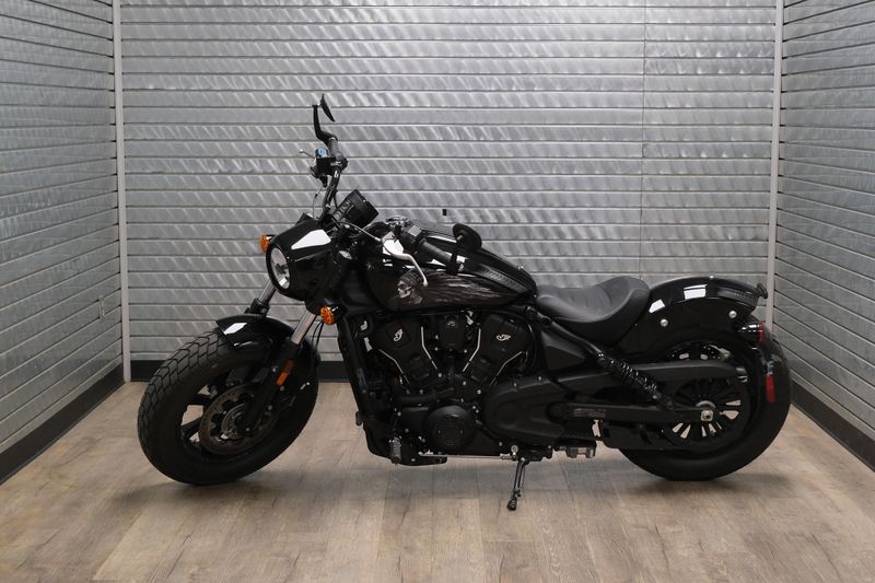 USED 2025 INDIAN MOTORCYCLE SCOUT BOBBER LIMITED WITH TECHNOLOGY PACKAGE BLACK METALLIC Image 6