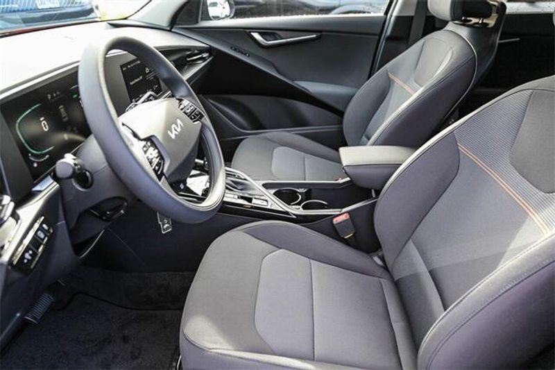 2025 Kia Niro LXImage 8