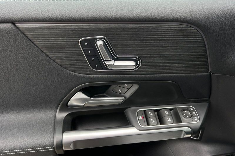 2023 Mercedes-Benz EQB 300Image 11