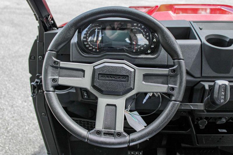 2025 Polaris RANGER CREW XP 1000 PREMIUM  SUNSET RED Image 10