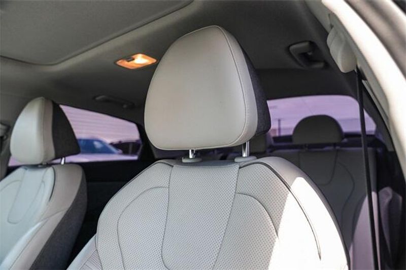 2023 Hyundai Elantra LimitedImage 23