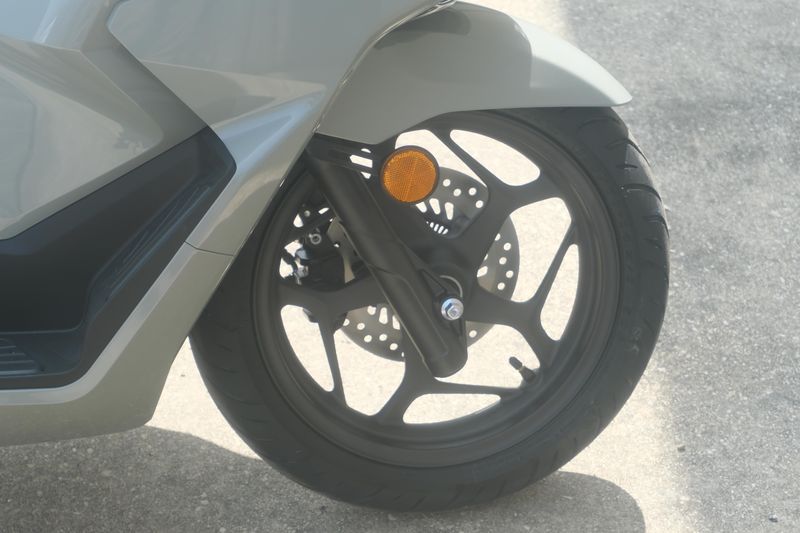 2025 Honda PCX PEARL GRAY Image 13