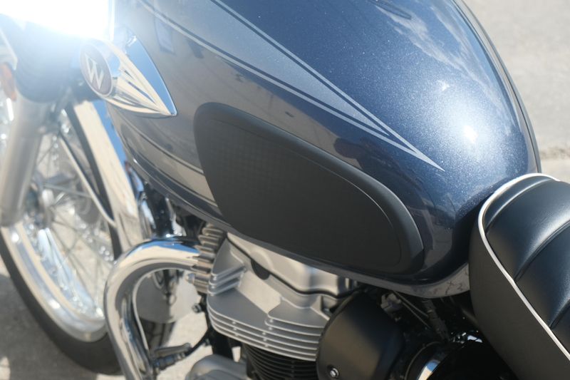 2024 Kawasaki W800 ABS METALLIC SLATE BLUE AND METALLIC DIABLO BLACK Image 23