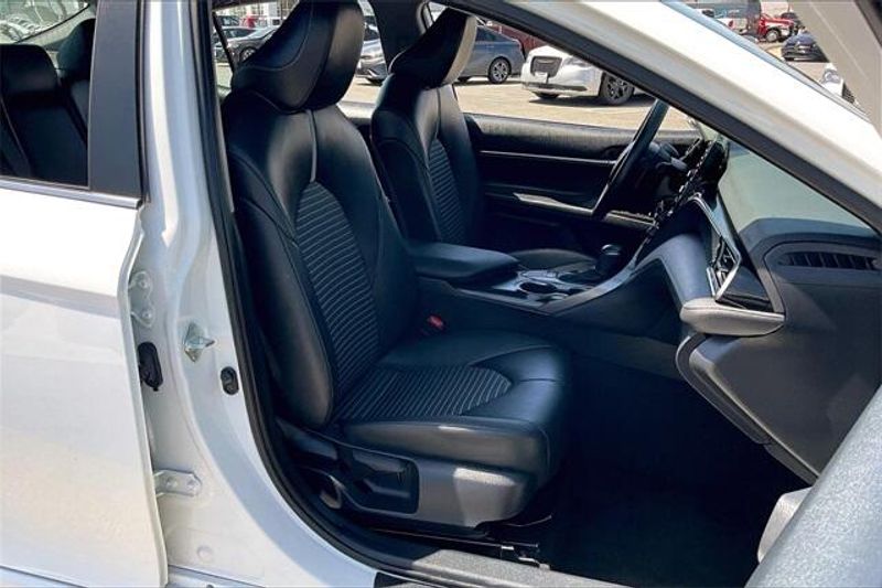 Used 2022 Toyota Camry SEImage 6