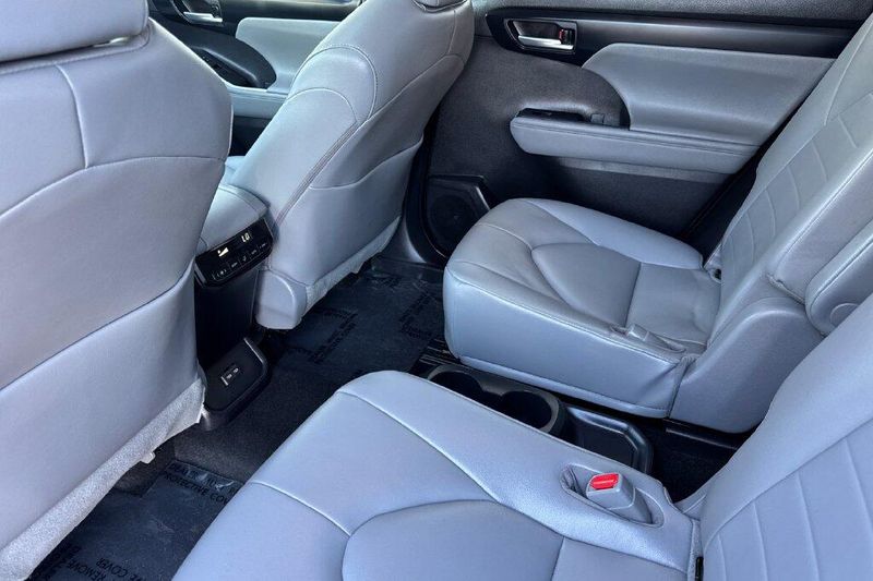 Used 2023 Toyota Highlander XLEImage 11