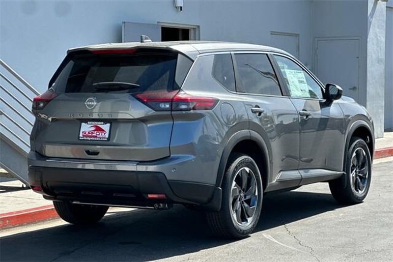 New 2025 Nissan Rogue SVImage 3