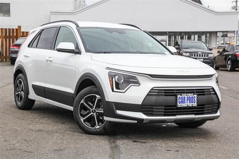 2025 Kia Niro LXImage 2
