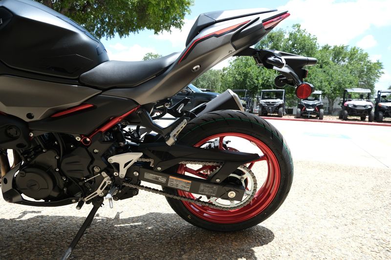 2024 Kawasaki Z500 SE ABS CANDY PERSIMMON RED AND METALLIC FLAT SPARK BLACK AND METALLIC MATTE GRAPHENESTEEL GRAYImage 4