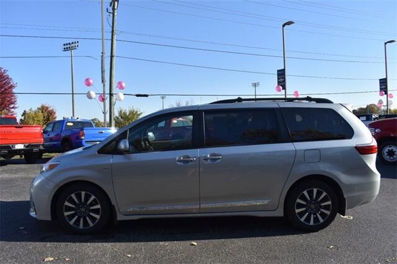 2019 Toyota Sienna XLEImage 6