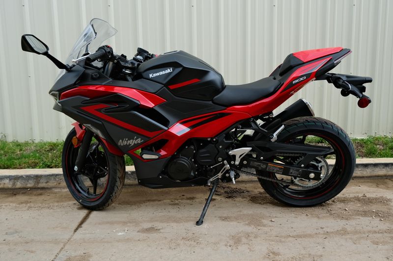 2025 Kawasaki NINJA 500 SE ABS PASSION RED AND METALLIC FLAT SPARK BLACK AND METALLIC MATTE DARK GRAY Image 2
