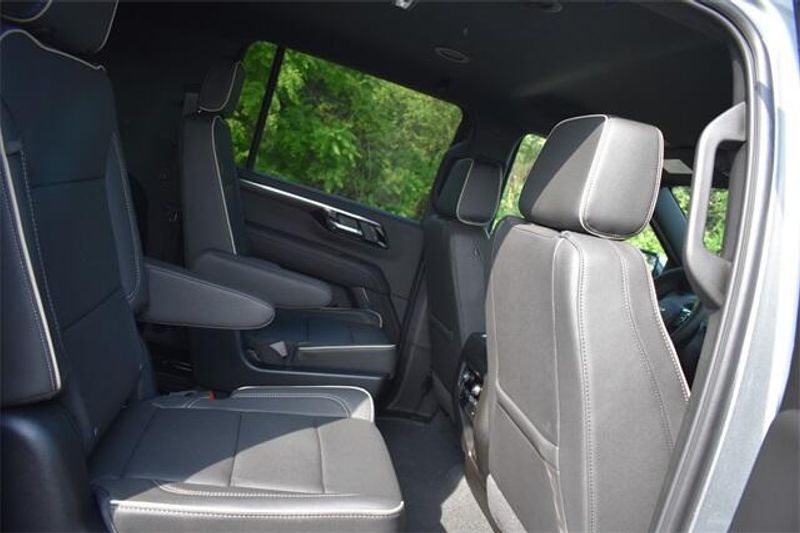 New 2025 Chevrolet Suburban PremierImage 17