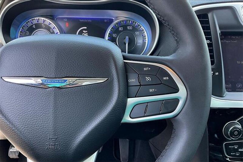 2023 Chrysler 300 TouringImage 19